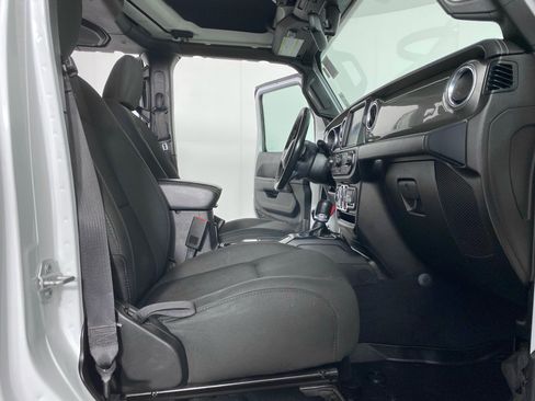 Used 2018 Jeep Wrangler Unlimited Sahara AWD/4WD image 14
