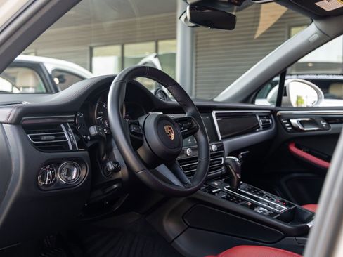 Certified 2023 Porsche Macan image 4