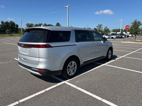 Used 2023 Kia Carnival LX FWD image 6