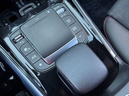 Used 2021 Mercedes-Benz GLB 250 4MATIC image 31