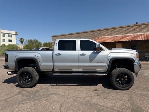 Used 2018 GMC Sierra 2500 SLT w/ Duramax Plus Package AWD/4WD image 2