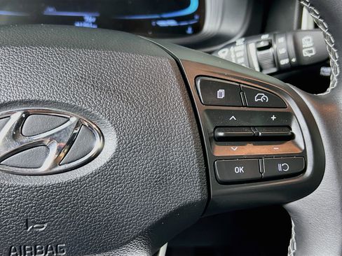 Used 2024 Hyundai Venue SEL FWD image 13