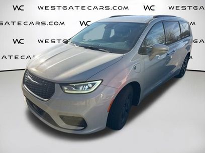 Used 2021 Chrysler Pacifica Touring w/ Uconnect Theater Family Group