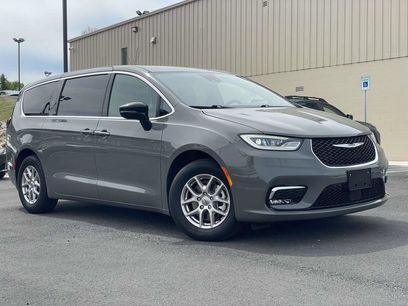 Used 2025 Chrysler Pacifica Select