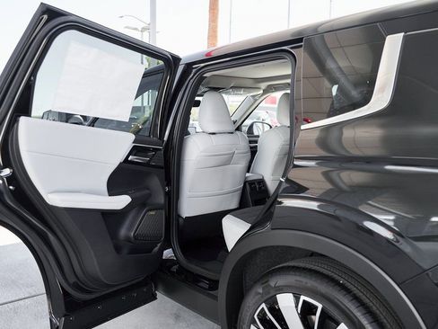 Used 2025 Mitsubishi Outlander SE image 16