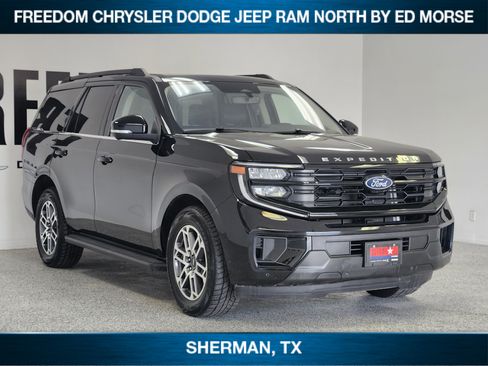 Used 2025 Ford Expedition Active AWD/4WD image 2