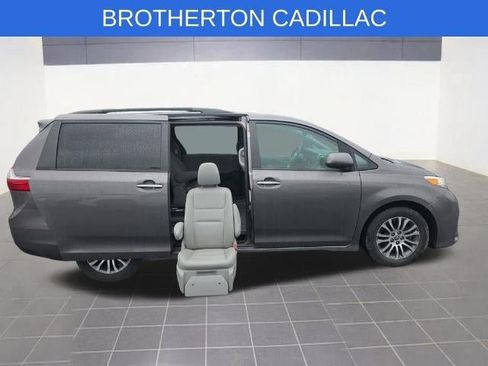 Used 2020 Toyota Sienna XLE w/ XLE Navigation Package FWD image 2
