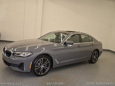 Used 2022 BMW 530e w/ Premium Package RWD image 5