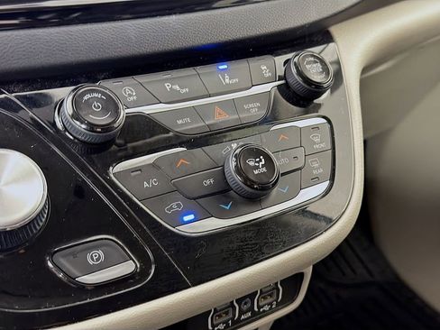 Used 2022 Chrysler Pacifica Touring-L image 17