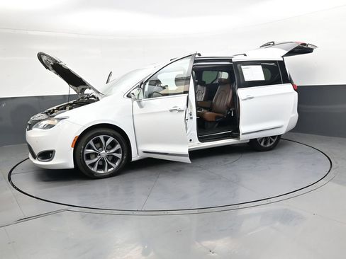 Used 2017 Chrysler Pacifica Limited FWD image 49
