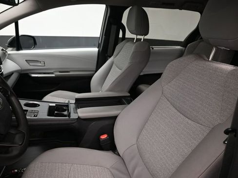 Used 2025 Toyota Sienna LE image 30
