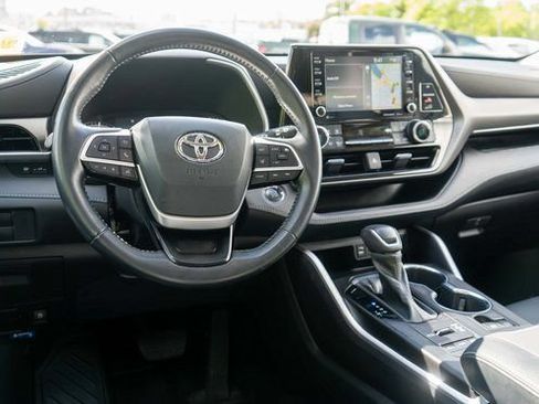 Used 2022 Toyota Highlander XLE AWD/4WD image 15