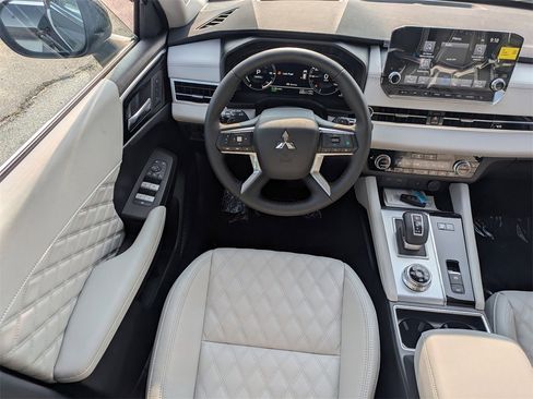 New 2025 Mitsubishi Outlander SEL image 17