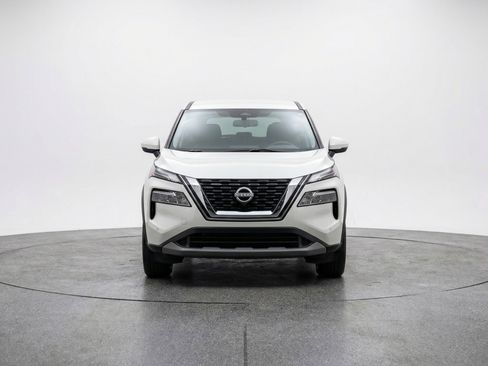 Used 2025 Nissan Rogue SV image 2