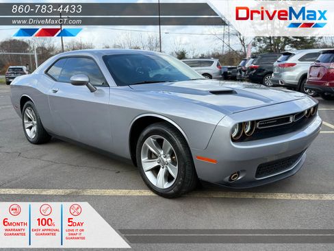Used 2016 Dodge Challenger SXT image 1