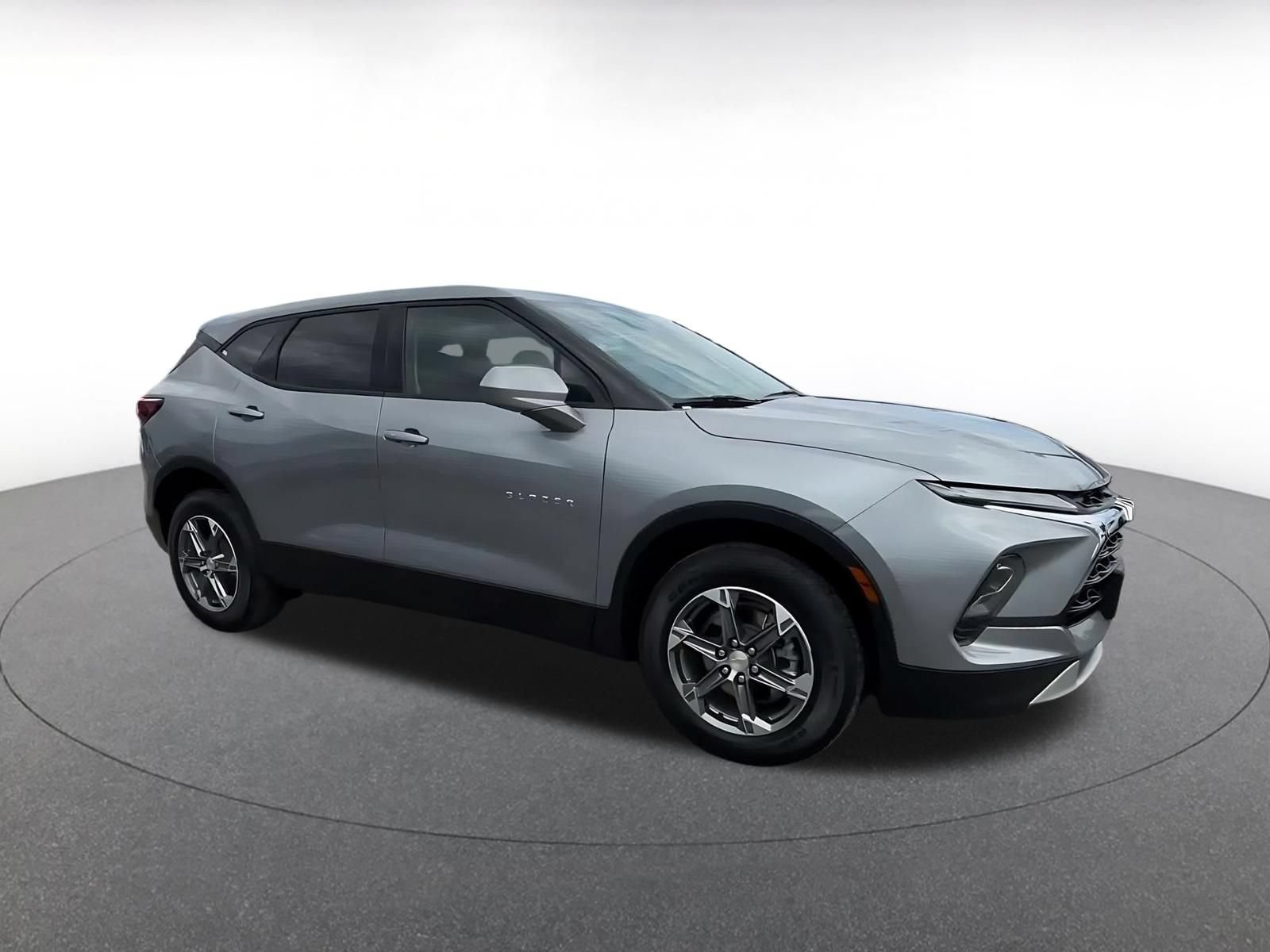 Used 2026 Chevrolet Blazer LT FWD image 2