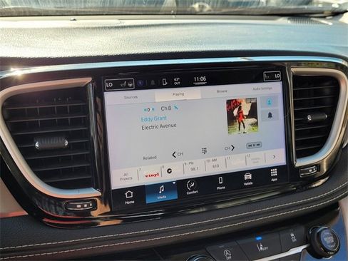 Certified 2022 Chrysler Pacifica Touring-L image 25