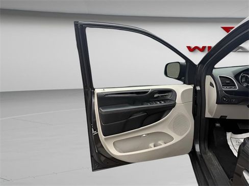 Used 2019 Dodge Grand Caravan SXT image 13