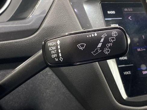 Used 2021 Volkswagen Tiguan SE w/ Panoramic Sunroof Package image 37