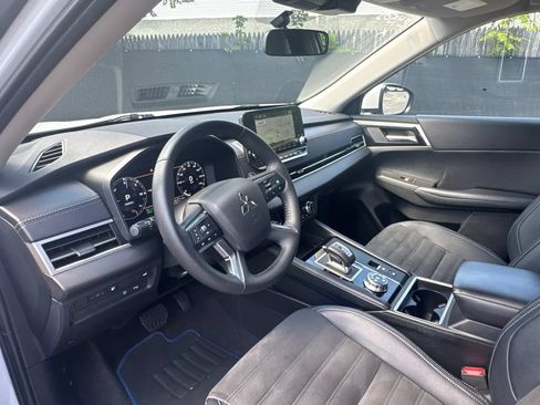 Used 2024 Mitsubishi Outlander 4WD Plug-In Hybrid image 13