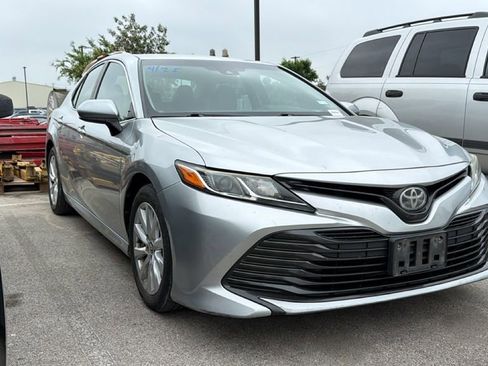 Used 2018 Toyota Camry LE FWD image 3