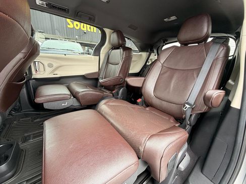 Used 2022 Toyota Sienna Platinum image 19