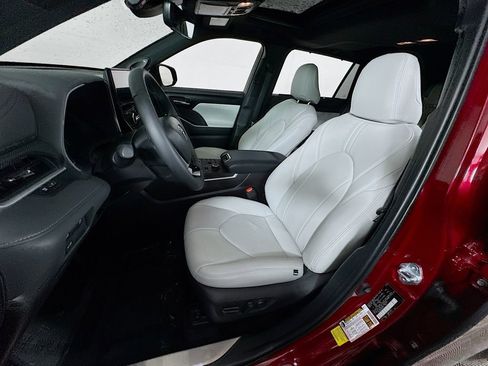 Certified 2025 Toyota Highlander XSE image 13