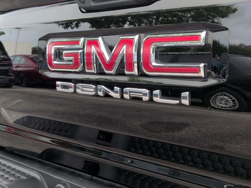 Used 2023 GMC Canyon Denali w/ Denali Black Edition AWD/4WD image 12