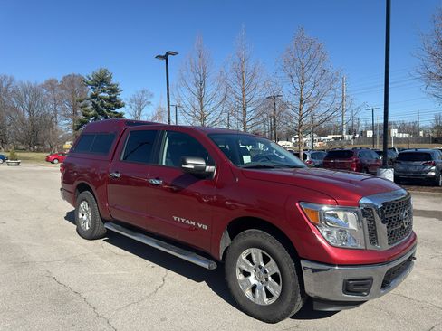 Used 2018 Nissan Titan SV image 9