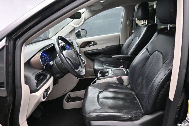 Used 2017 Chrysler Pacifica Touring-L Plus FWD image 12