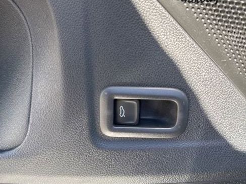 New 2025 Volkswagen Tiguan SE R-Line image 19