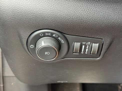 Used 2022 Jeep Compass Latitude w/ Sun and Sound Group AWD/4WD image 35