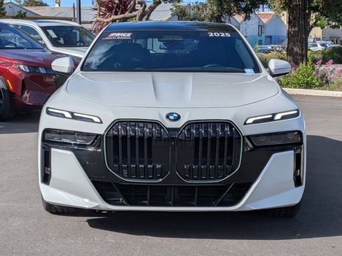 Used 2025 BMW 740i image 2
