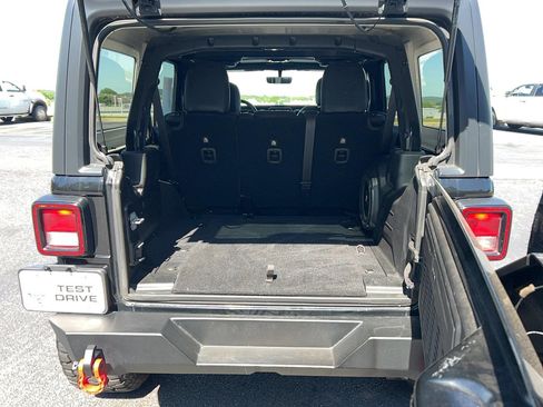 Used 2019 Jeep Wrangler Unlimited Sahara w/ Uconnect 4C Nav & Sound Group AWD/4WD image 26