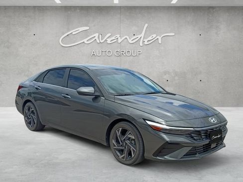 Used 2025 Hyundai Elantra Limited FWD image 2