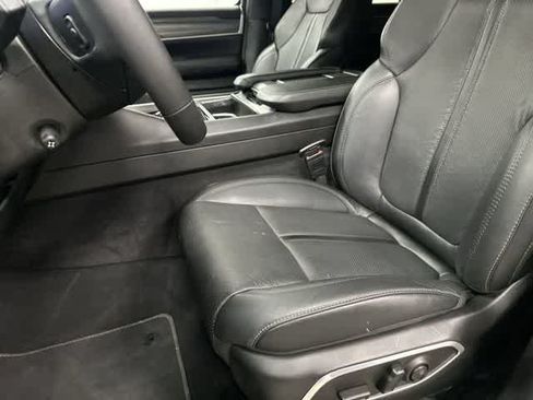 Used 2024 Jeep Wagoneer L Series II w/ Flexible Seating Group RWD image 10