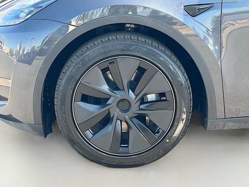 Used 2025 Tesla Model Y Long Range AWD/4WD image 32
