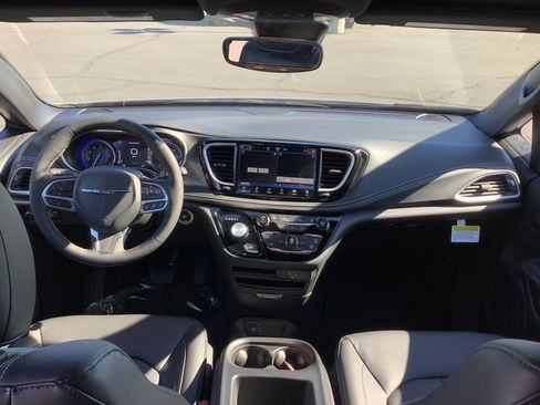 New 2026 Chrysler Pacifica Select image 6