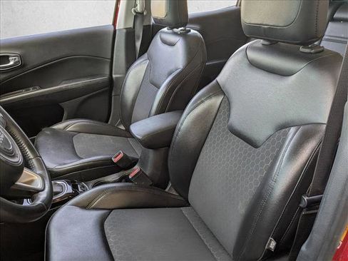 Used 2018 Jeep Compass Latitude w/ Popular Equipment Group FWD image 16