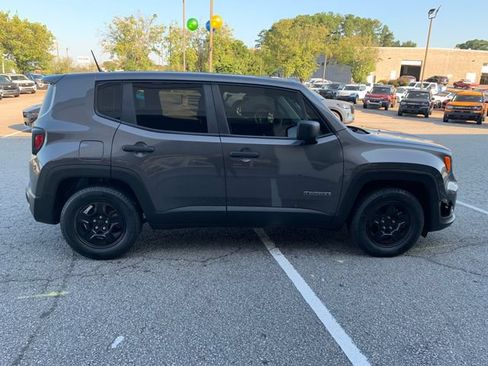 Used 2019 Jeep Renegade Sport FWD image 4