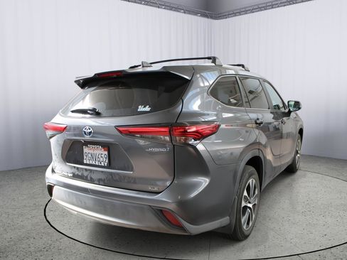 Used 2023 Toyota Highlander XLE AWD/4WD image 7