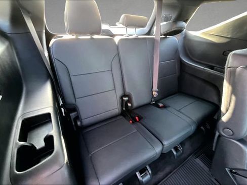 Used 2025 Chevrolet Traverse LT FWD image 25
