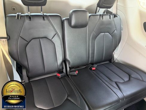 Used 2024 Chrysler Pacifica Touring-L FWD image 17