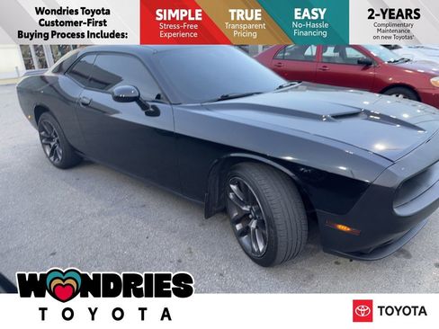 Used 2015 Dodge Challenger SXT image 1