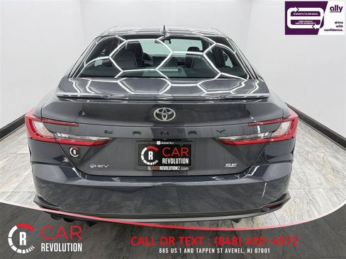 Used 2025 Toyota Camry SE FWD image 5