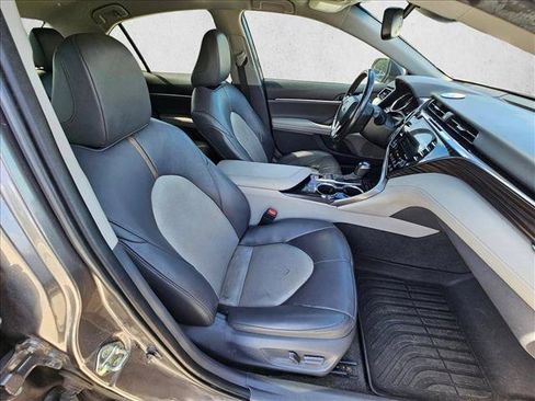 Used 2020 Toyota Camry XLE FWD image 19