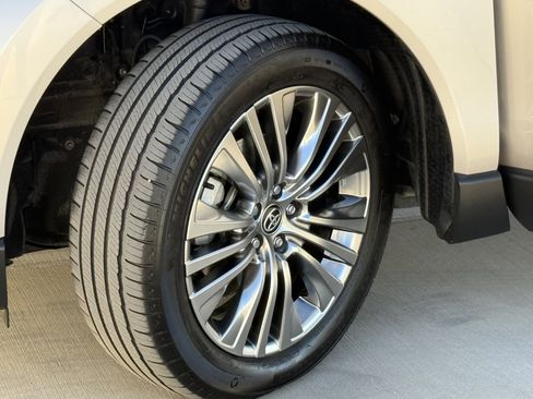 Used 2021 Toyota Venza Limited image 17