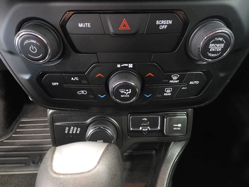 Used 2019 Jeep Renegade Latitude w/ Cold Weather Group AWD/4WD image 19