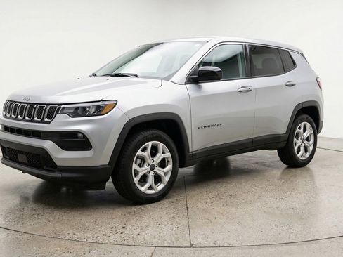 Used 2025 Jeep Compass Latitude image 3