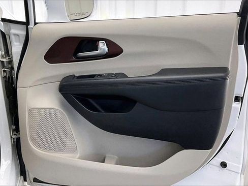 Used 2020 Chrysler Pacifica Limited image 22